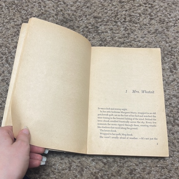 A wrinkle in time paperback book by Madeleine L’Engle - Picture 13 of 14